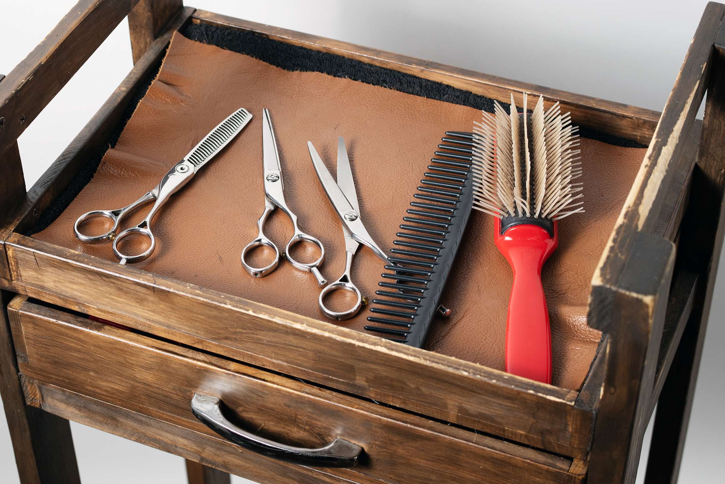 美容院で使うくしやはさみの画像