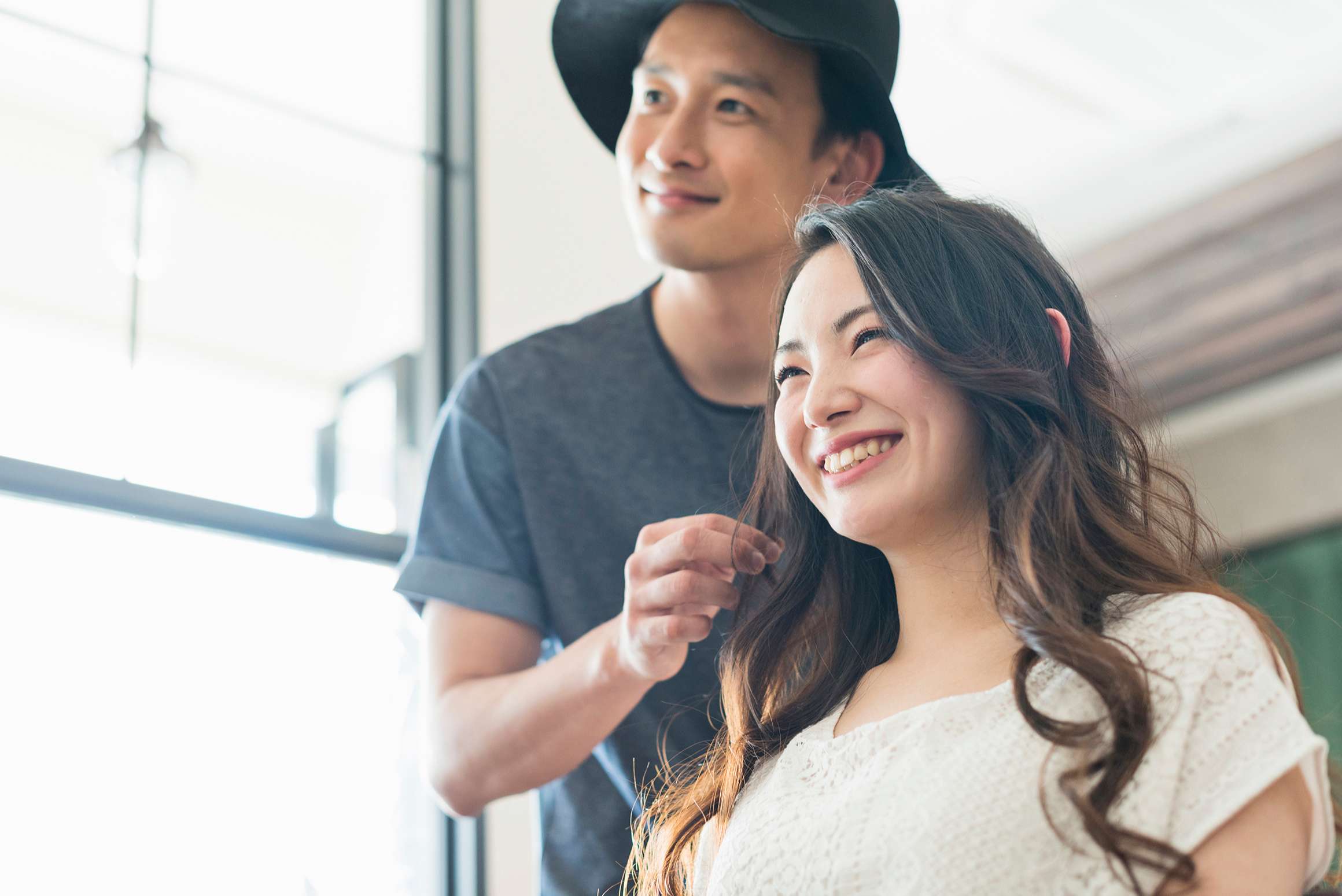 髪の毛をスタイリングしている画像